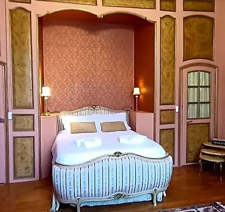 Chateau De La Grand'maison Bed & Breakfast 3*